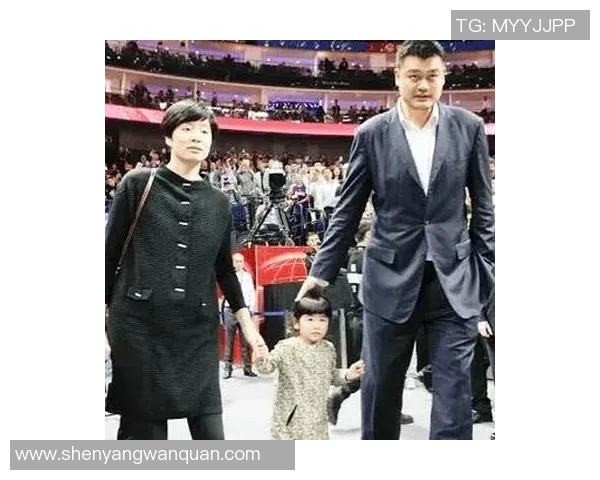 姚明与澳洲女篮劳伦重聚17年后偷瞄瞬间引发叶莉粉丝热议